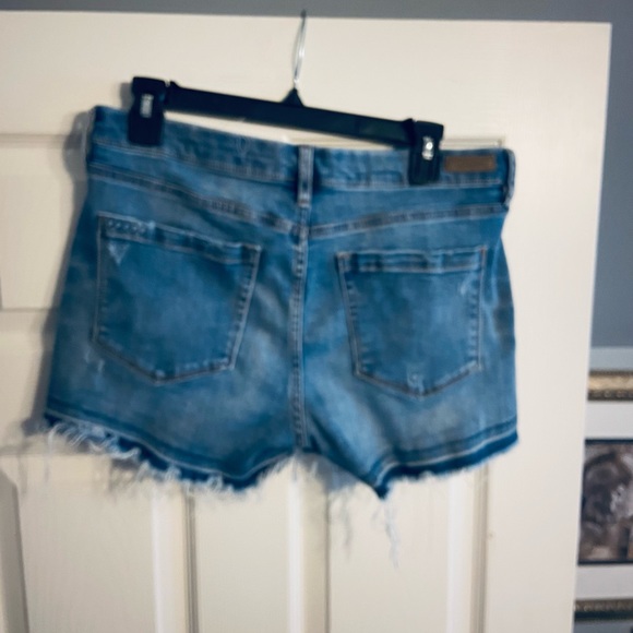 BLANK NYC Embroidered Hiker Distressed Stretch Women’s Jean Shorts Size 30 - Picture 2 of 10